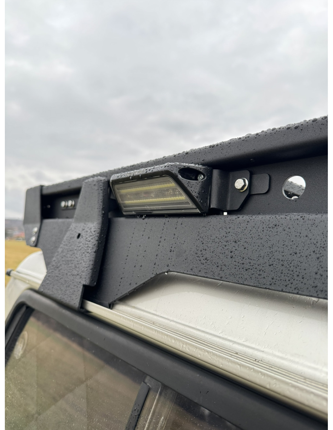 Hella 1GB Seitenleuchtenhalter für Dachträger mit Lampe IOD Performance für Nissan Patrol