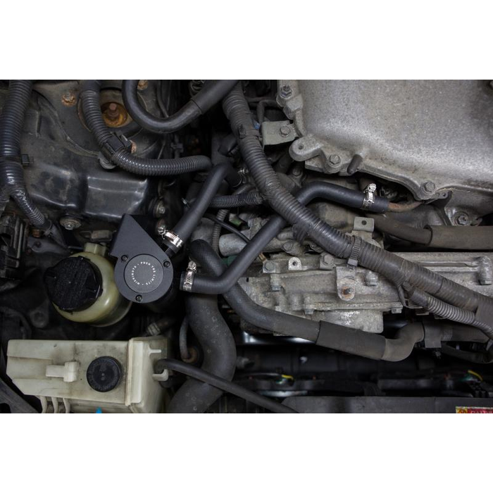 Second image of Mishimoto MMBCC-350Z-03PBE Catch Can Öl Auffangbehälter für Nissan 350Z 03–06